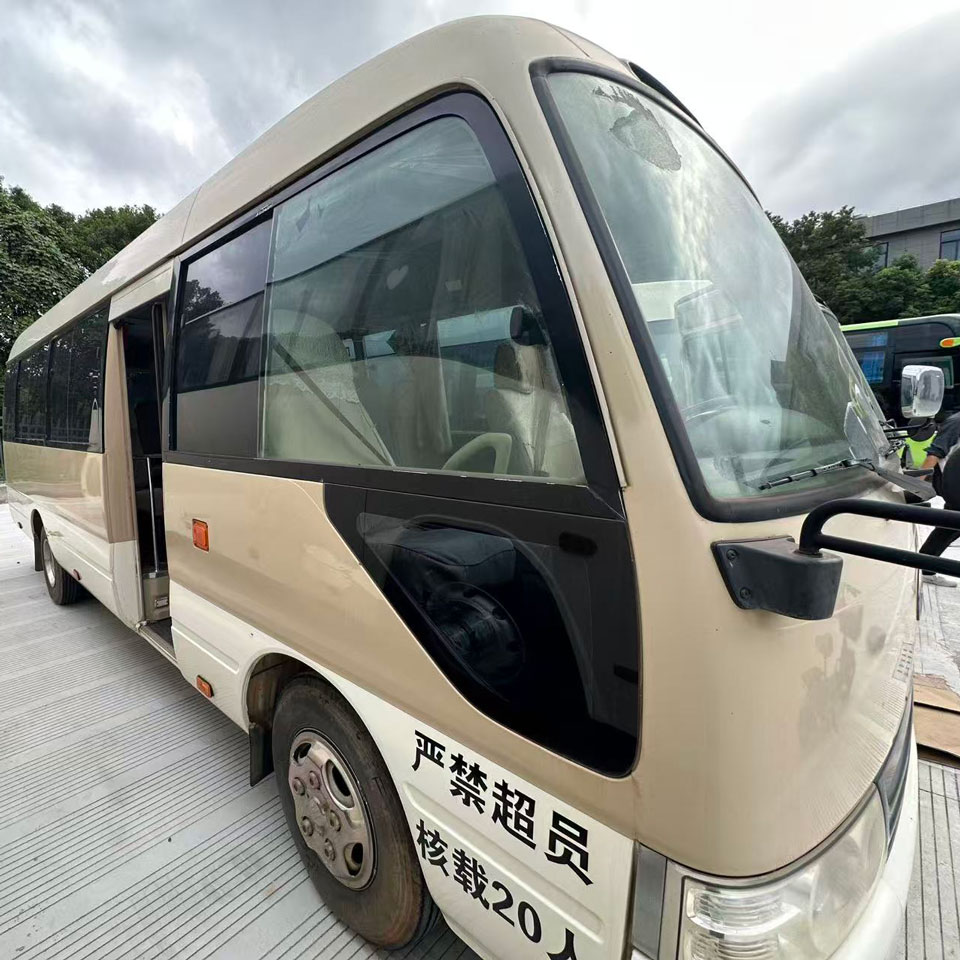 Ônibus usado a gasolina Coaster 20 lugares