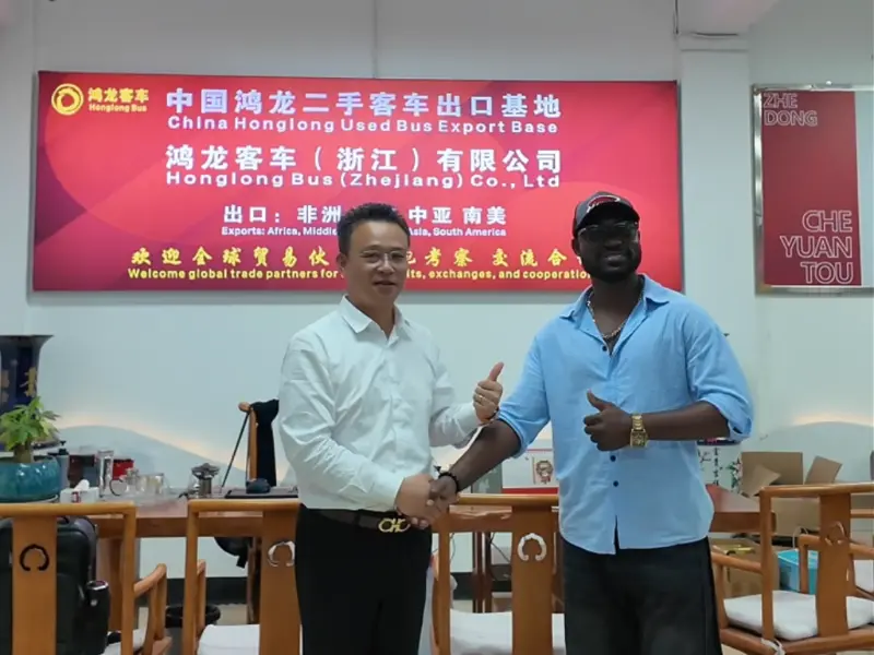 A China Honglong Used Buses dá as boas-vindas a vários grupos de clientes da Ásia Central e da África para inspeções no local.