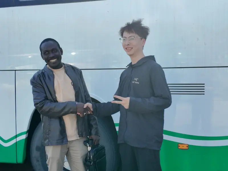 Boas notícias de maio: Ônibus de passageiros usados ​​China Honglong estabelece parcerias estratégicas com vários revendedores internacionais de veículos