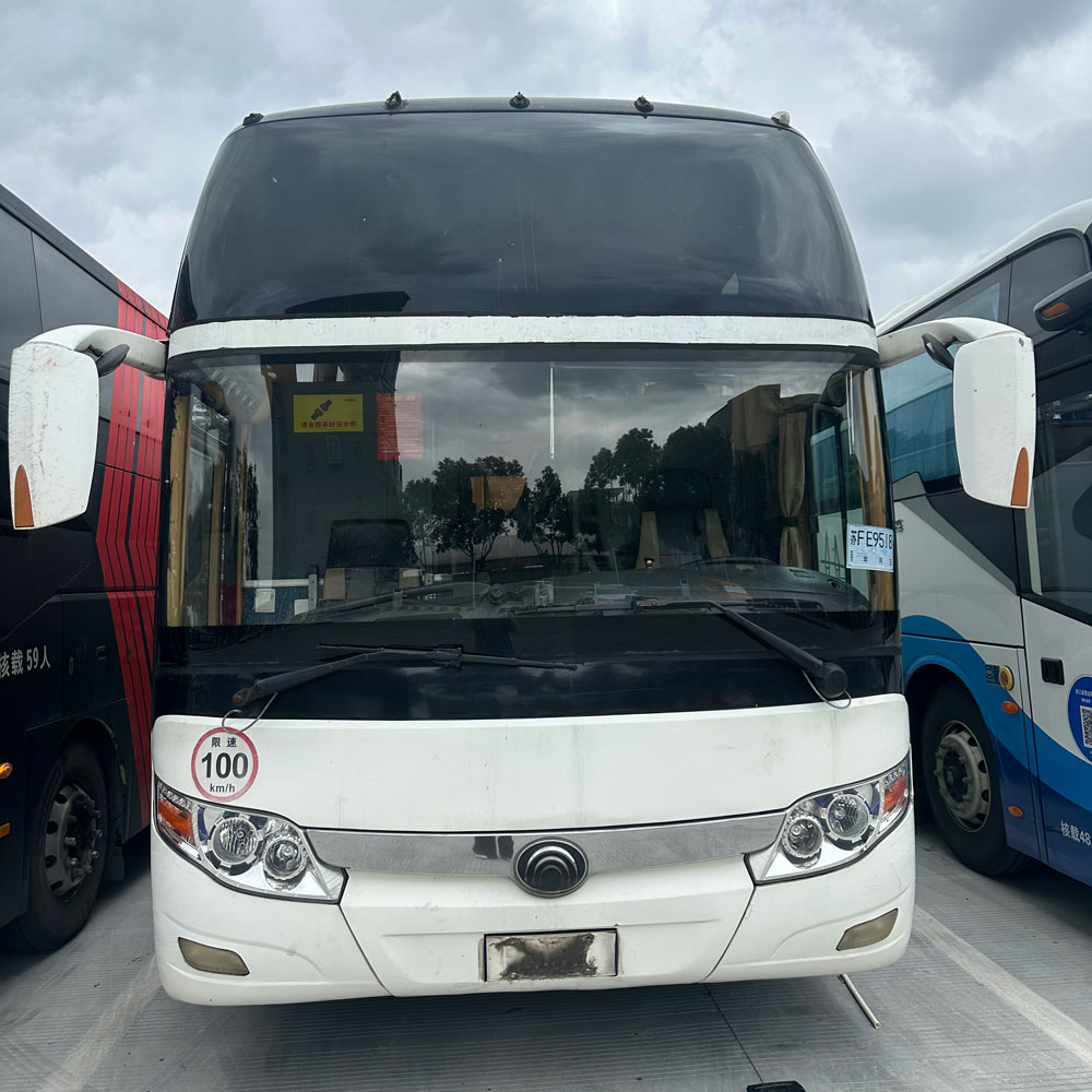 Como o tipo de motor e a quilometragem afetam o valor de um ônibus a diesel usado de 11 a 12 m?
